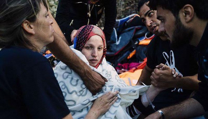 لاجئة سورية تضع مولودها على شاطئ جزيرة يونانية