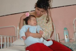 نفسانيون يحذرون من التأثيرات السلبية للبديلات عن الأم: مربيات يتسببن في إعاقات مستديمة للأطفال و سفيان أصيب بشلل في يديه بسبب ضربة من مربيته