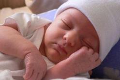 امـرأة تضـع مـولـودا غـيـر شـرعـي.. تخنقه حتى الموت وتوّرط ابنتها في القضية!