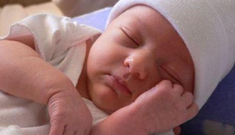 امـرأة تضـع مـولـودا غـيـر شـرعـي.. تخنقه حتى الموت وتوّرط ابنتها في القضية!