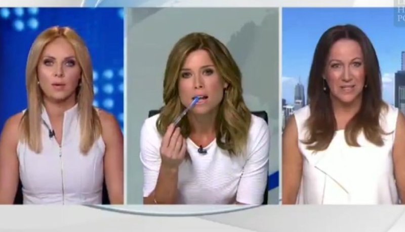 بالفيديو .. ثلاث مذيعات يتعاركن بسبب لبسهن نفس اللون