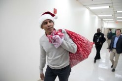 شاهد ..أوباما يوزع الهدايا لأطفال المستشفيات على طريقة بابانويل