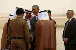 بالفيديو والصور.. الملك سلمان يهين أوباما في مطار الرياض