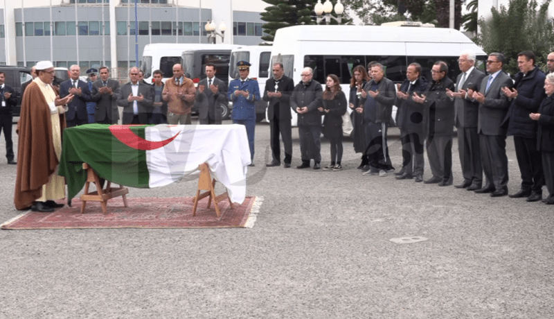 وصول جثمان وزير الخارجية الأسبق محمد صالح دمبري إلى أرض الوطن