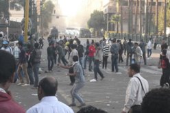 اشتباكات بين المتظاهرين وقوات الأمن بمحيط السفارة الأمريكية بالقاهرة