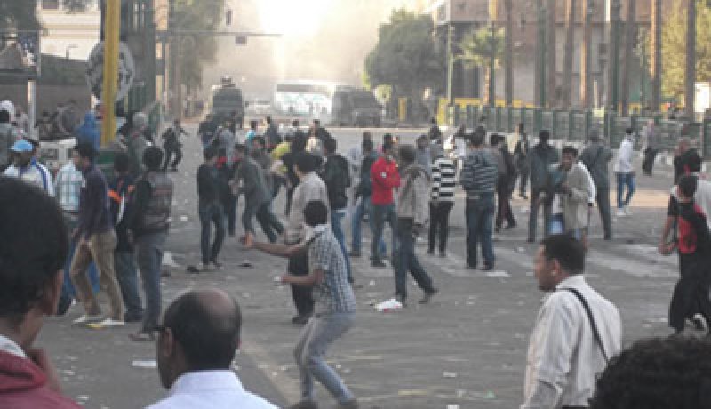 اشتباكات بين المتظاهرين وقوات الأمن بمحيط السفارة الأمريكية بالقاهرة