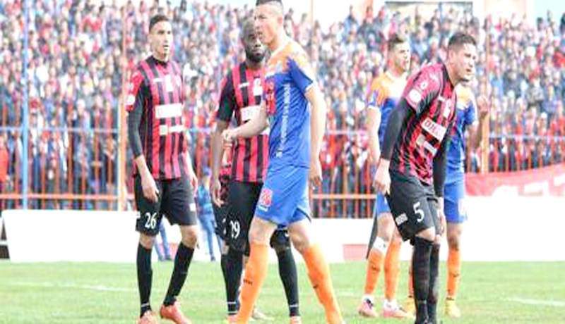 التيار لا يمر بين بوحفص واللاعبين وبادو زاكي يغادر إلى المغرب