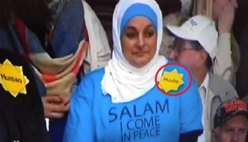 المجلس الإسلامي الأمريكي يطالب ترامب بالاعتذار عن طرد محجبة