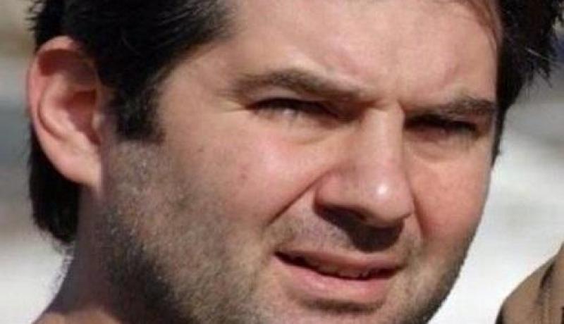 مخرج فلسطيني يعلن عن وفاة 4 أفراد من عائلته إثر تحطم الطائرة المصرية