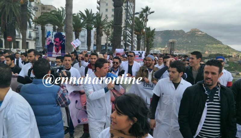 آلاف الأطباء المقيمين يخرجون في مسيرات حاشدة