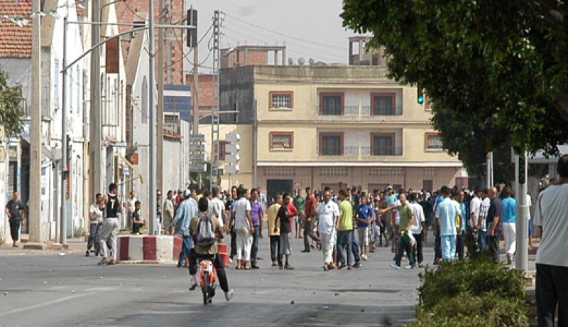 قصّر يقطعون الطريق احتجاجا على تأخر توزيع السكن بوهران
