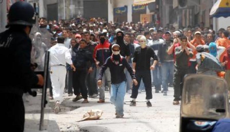 اعتقال 25 شابا ومشادات بينالدرك والمنتظاهرين بوهران