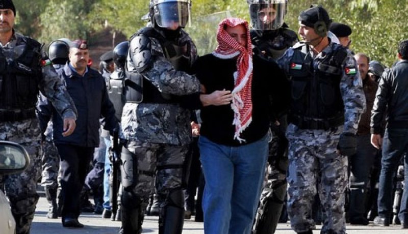 الدرك الاردني يستخدم الغاز المسيل للدموع لفض اعمال شغب بمخيم للاجئين السوريين