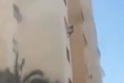 بالفيديو  مشهد مرعب لسقوط فتاة مغربية من نافذة أحد المباني