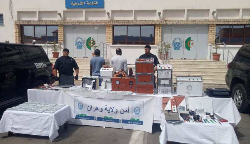 تفكيك شبكة إفريقية مختصة في تزوير العملة الصعبة ومحررات رسمية بوهران