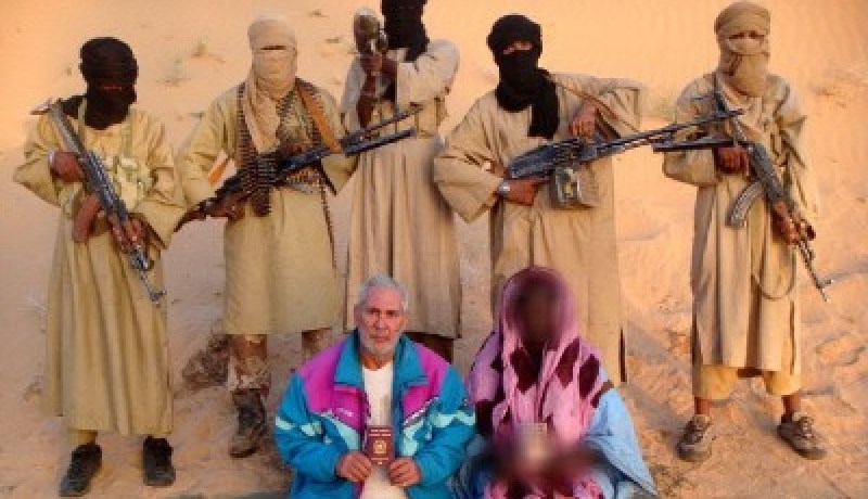 بوركينافاسو تشجّع برلسكوني على دفع الفدية لإطلاق سراح الرهينتين الإيطاليتين!