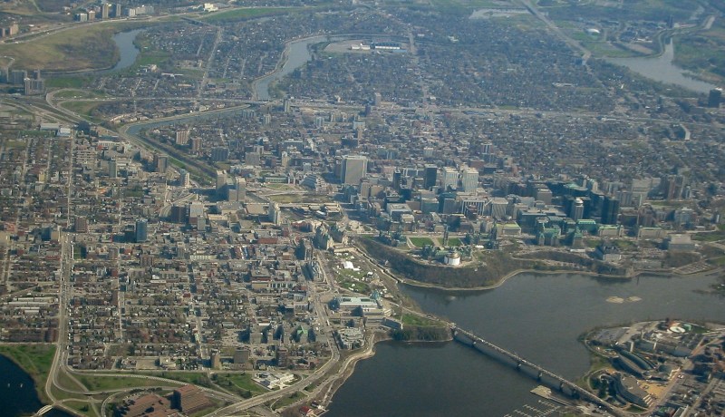 هزة أرضية قوية بأوتاوا الكندية تخلي المباني من سكانها