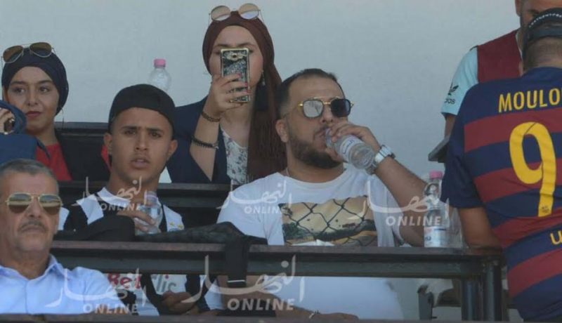 بالصور.. الشاب وحيد يدعم فريق الوفاق بمدرجات 5 جويلية !