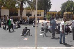 إعتصام للبطالين أمام مقر الولاية و غلق للطريق للمطالبة بالشغل في ورقلة