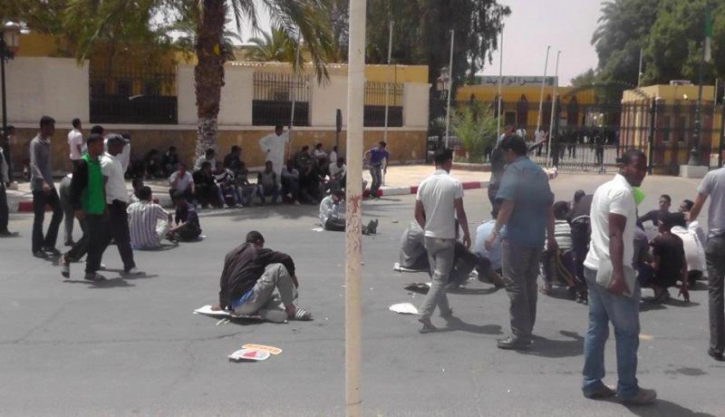 إعتصام للبطالين أمام مقر الولاية و غلق للطريق للمطالبة بالشغل في ورقلة