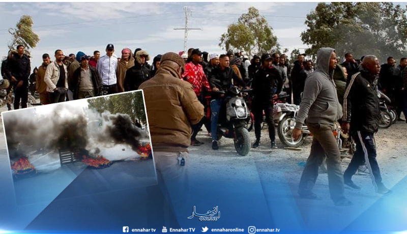 بالصور.. سكان المغير يغلقون الطريق للمطالبة بإنهاء مجازر حوادث المرور