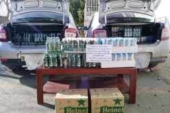 جمارك تحجز سيارتين على متنهما 1392 قنينة خمر بأم البواقي