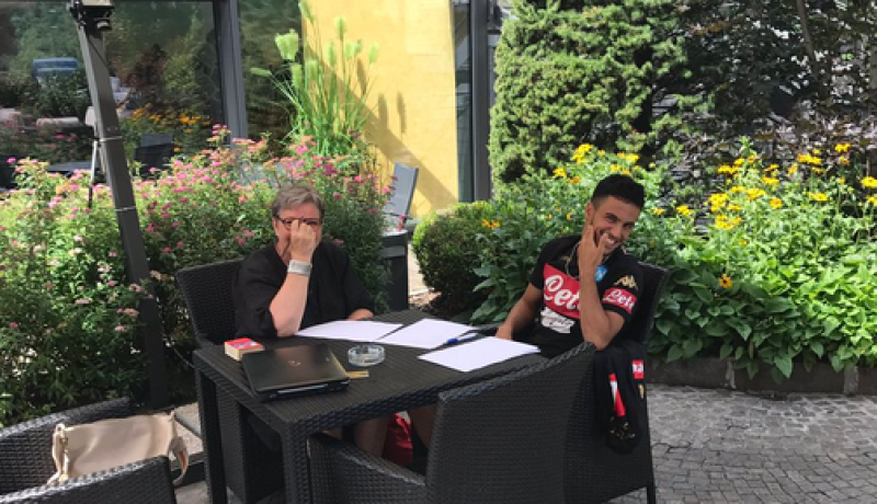 أوناس يتلقى أولى دروس اللغة الإيطالية