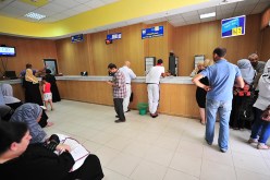 طوابير وفوضى لاقتناء قسيمات السيارات عشية انتهاء المهلة