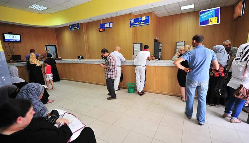 طوابير وفوضى لاقتناء قسيمات السيارات عشية انتهاء المهلة