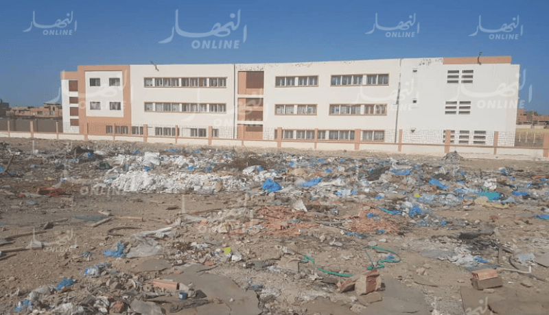 بالصور.. أطنان من النفايات المنزلية والاستشفائية تحاصر ثانوية بوهران