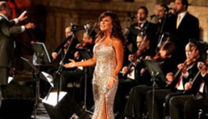 فيما ينتظر الكازيف حضور نوال الزغبي، لطيفة والشاب خالد:أسماء لمنور المغربية ضيفة اليوم الأول والشاب عبدو يلهب الحاضرين