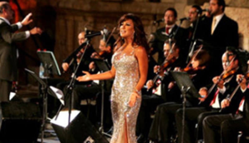 فيما ينتظر الكازيف حضور نوال الزغبي، لطيفة والشاب خالد:أسماء لمنور المغربية ضيفة اليوم الأول والشاب عبدو يلهب الحاضرين