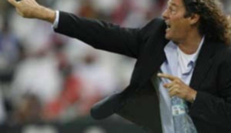 ميتسو يستقيل من تدريب منتخب الامارات لكرة القدم