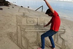 صور مذهلة لبيانو ثلاثي الأبعاد مرسوم على الرمال