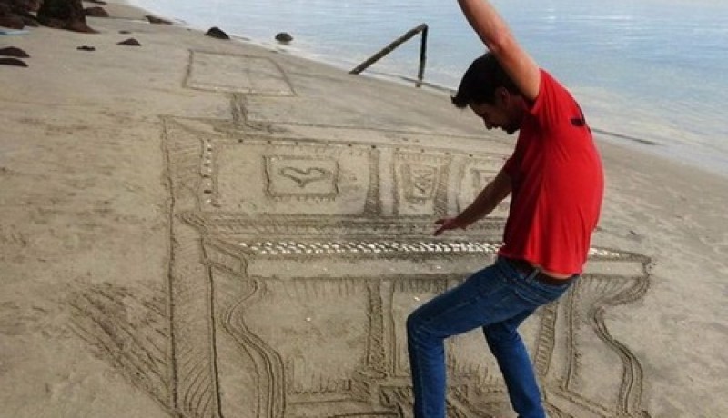 صور مذهلة لبيانو ثلاثي الأبعاد مرسوم على الرمال