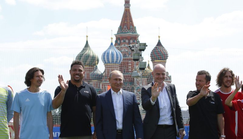 بالصور.. بوتين وانفانتينو يشاركان في مباراة استعراضية ضد نجوم العالم