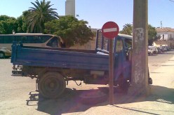 يبدو سائق هذه الشاحنة يحترم القانون حتى النخاع، والأكيد أن العزوني سيفرح به.