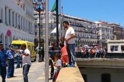 مواطن مع أولاده يهدد بقتل نفسه أمام البرلمان