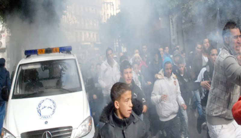 الأمن يطلق النار على شاب امرأة تطعن نفسها والعائلات تهدد  بالانتحار