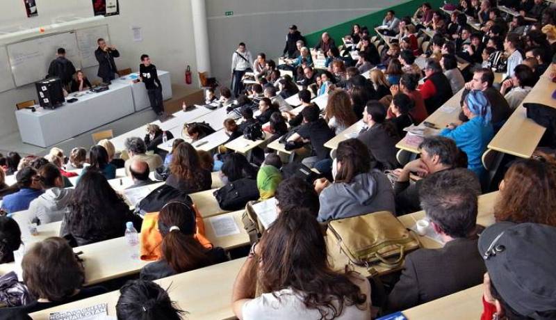 ضبطته يغش في الإمتحانات.. فتخلص منها بهذه الطريقة