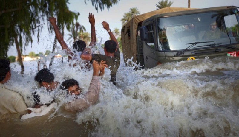 هلاك 14 شخصا على الأقل بسبب الفيضانات في باكستان