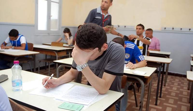 5سنوات إقصاء من الباك لمن يدخل هاتفه إلى قاعة الامتحان