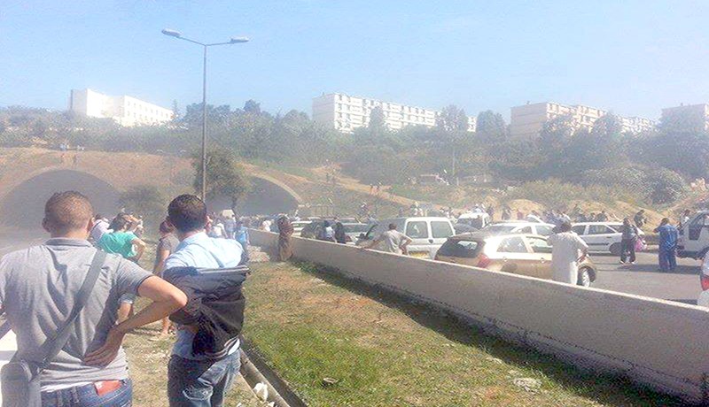 سكان حي “النخيل” يغلقون نفق واد أوشايح بباش جراح بسبب الترحيل
