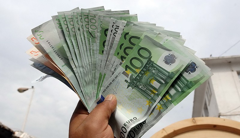 بارون يستغل شبكة فتيات لتهريب الأورو إلى الخارج في تبسة