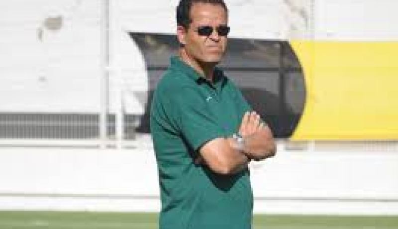 أنصار العميد يحاولون الاعتداء على اللاعبين ويتهمونهم برفع الأرجل