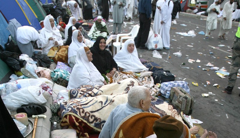 “بنايات فوضوية وهشة تتحول إلى فنادق لإيواء الحجاج في السعودية”