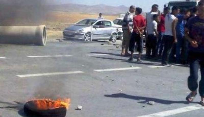 سكان قرية غول يماس يغلقون الطريق السيار شرق غرب بتلمسان