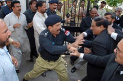 مشهد من المواجهة بين الشرطة الباكستانية ومجموعة  من المحامين الغاضبين