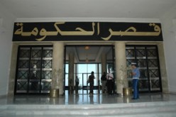 مكلف بمهمة في الحكومة.. ومحل حلاقة بفرنسا!!