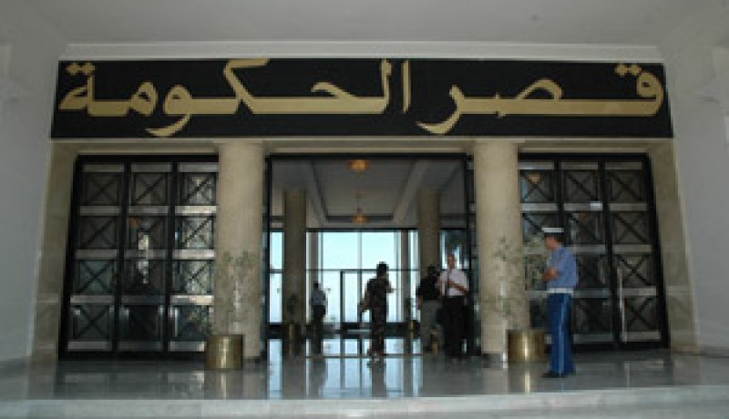 مكلف بمهمة في الحكومة.. ومحل حلاقة بفرنسا!!